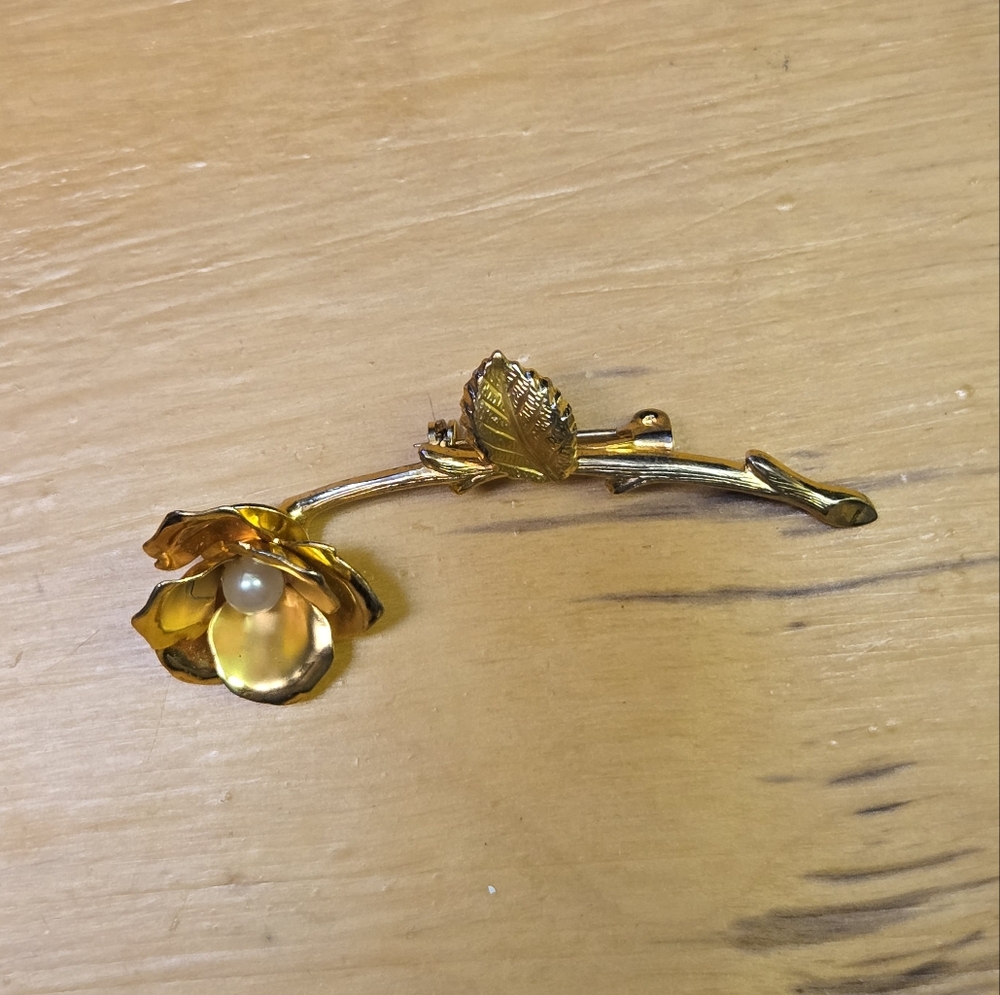 Vintage gold tone rose pin with faux pearl